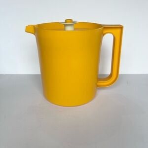 Vintage Tupperware 1.5 Quart Pitcher Yellow Gold Push Lid 1575-2 MCM